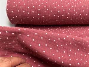Fastvævet - florlet dobbelt gauze i mørk rosa med hvide prikker